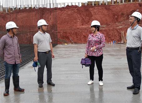 韋桂華、周善學到龍嶺大道三期項目調研