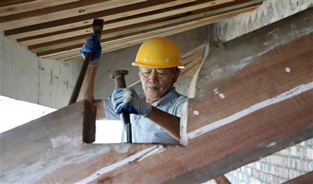 12個7噸重的斗栱美化湖心閣