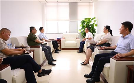 覃振華與柳北區(qū)委書(shū)記、區(qū)長(zhǎng)石中華舉行工作會(huì)談